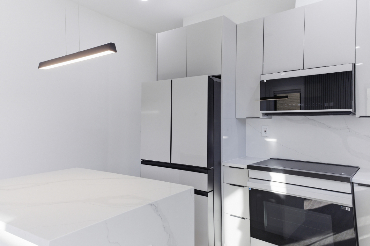 Brand-new 3 bed / 3 bath luxury condo - in-unit W/D, one assigned and ample off-street parking - Photo 7