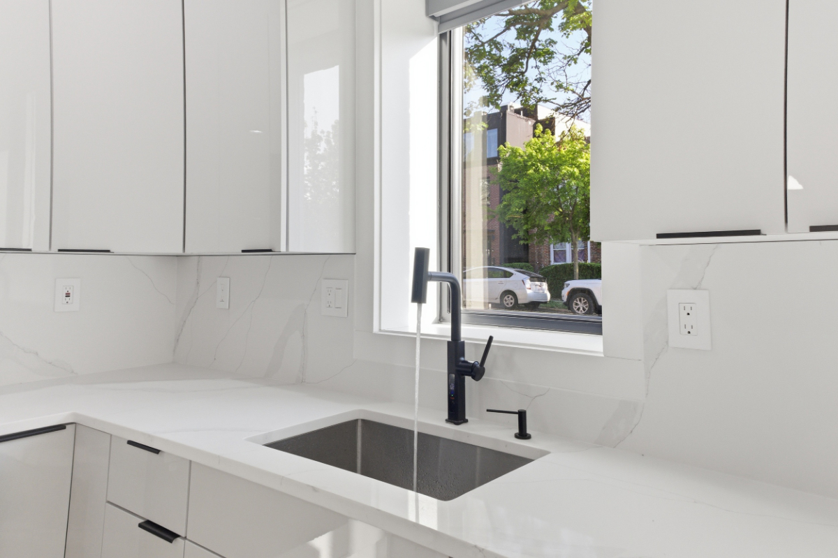 Brand-new 3 bed / 3 bath luxury condo - in-unit W/D, one assigned and ample off-street parking - Photo 8