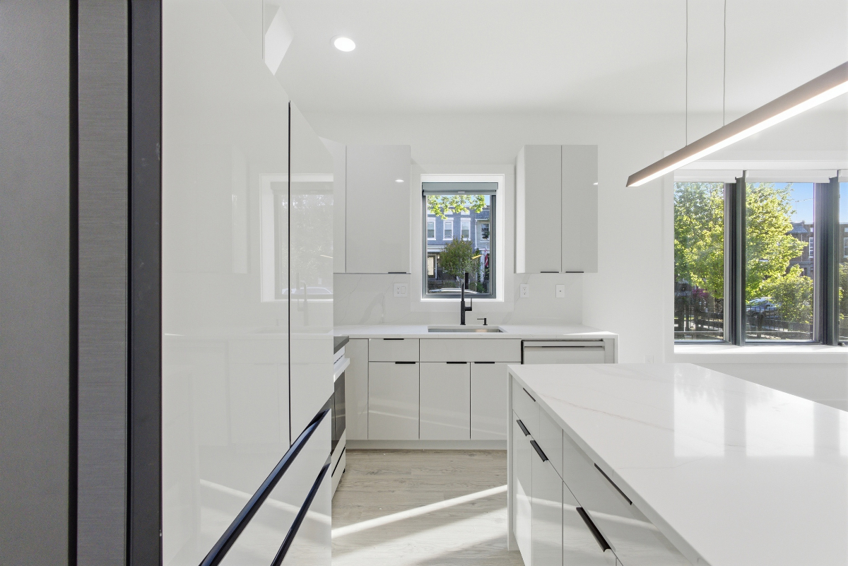 Brand-new 3 bed / 3 bath luxury condo - in-unit W/D, one assigned and ample off-street parking - Photo 9