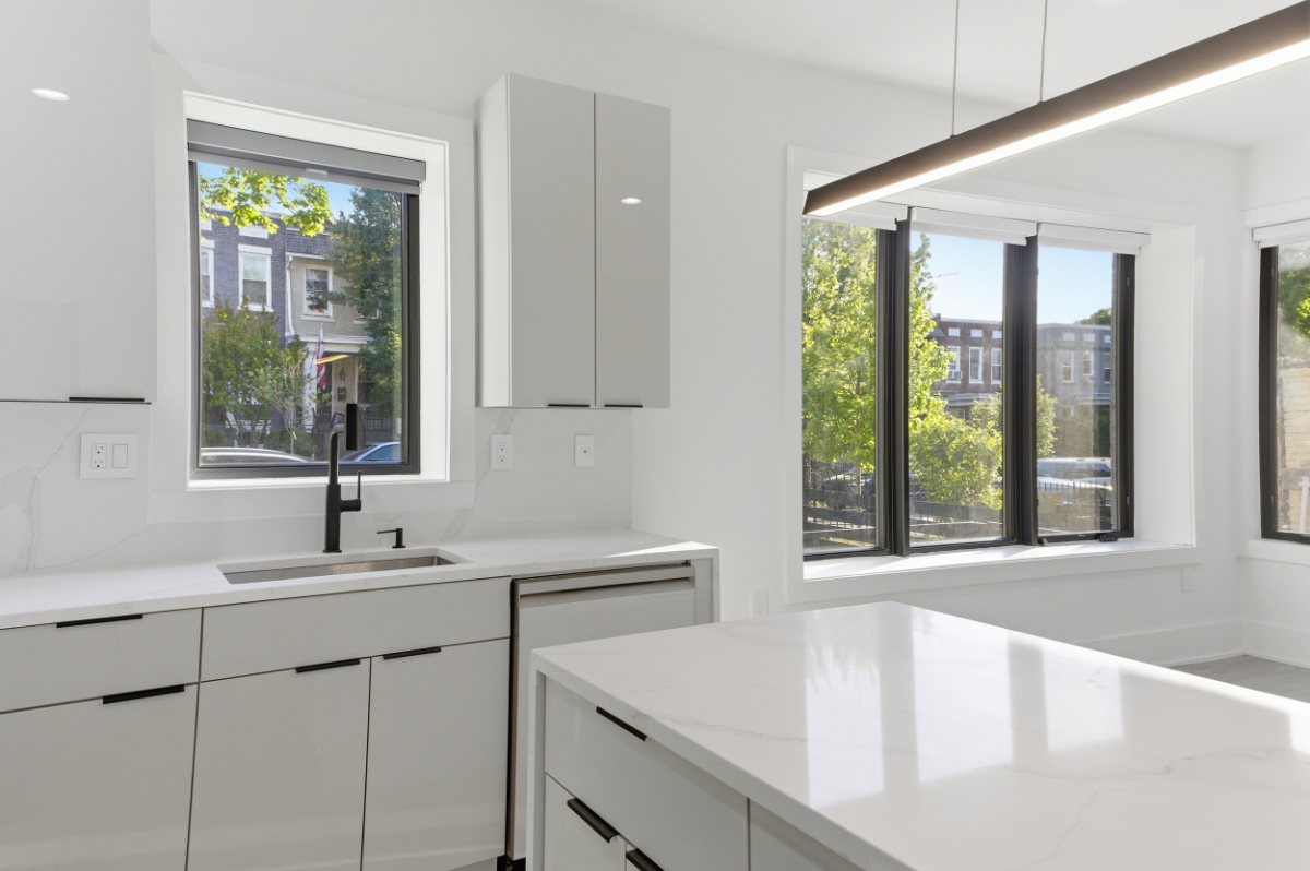Brand-new 3 bed / 3 bath luxury condo - in-unit W/D, one assigned and ample off-street parking - Photo 10