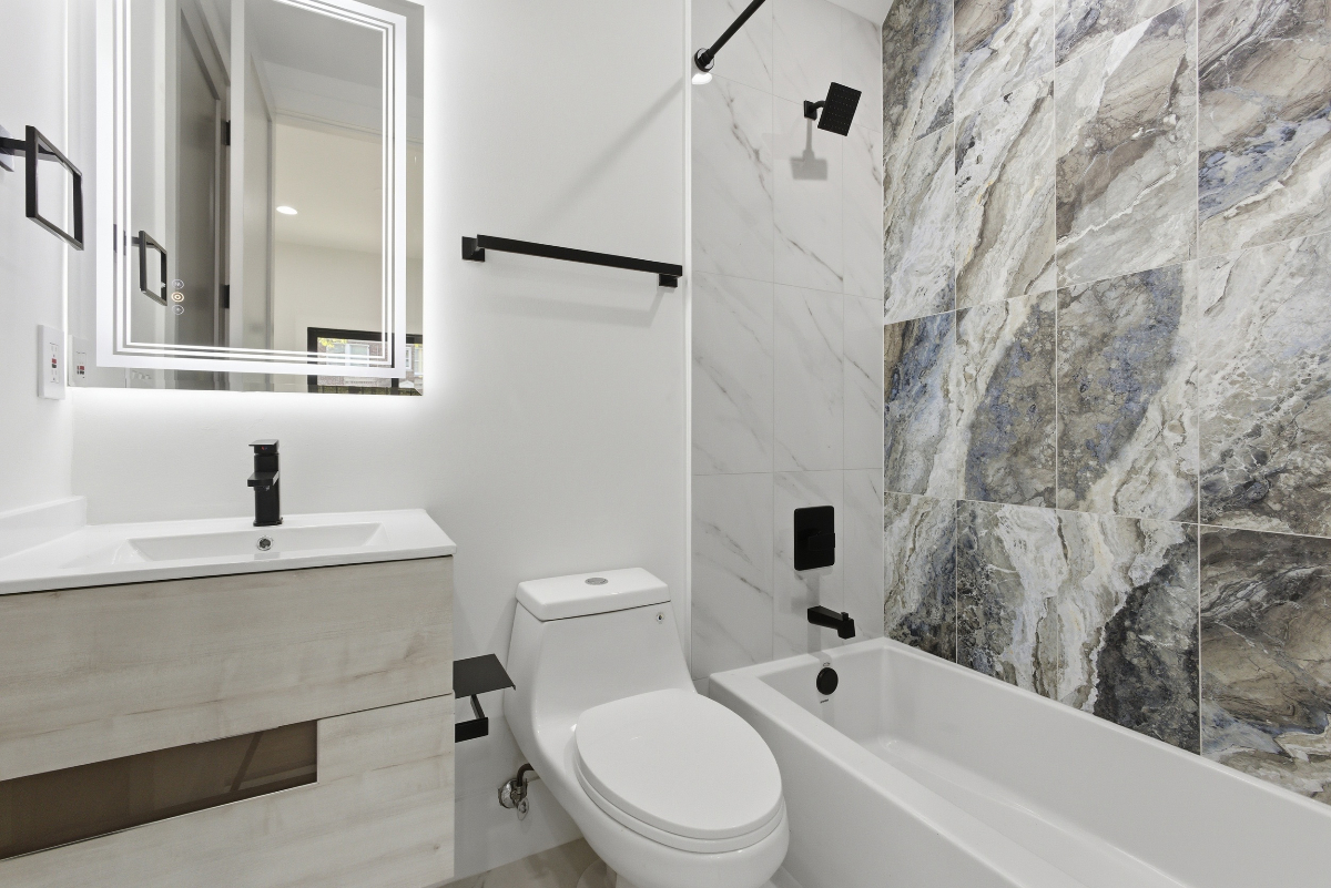 Brand-new 3 bed / 3 bath luxury condo - in-unit W/D, one assigned and ample off-street parking - Photo 11