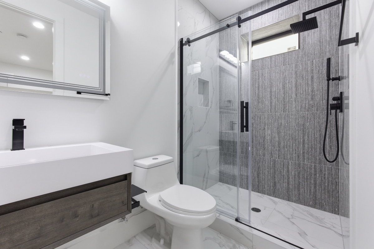 Brand-new 3 bed / 3 bath luxury condo - in-unit W/D, one assigned and ample off-street parking - Photo 12