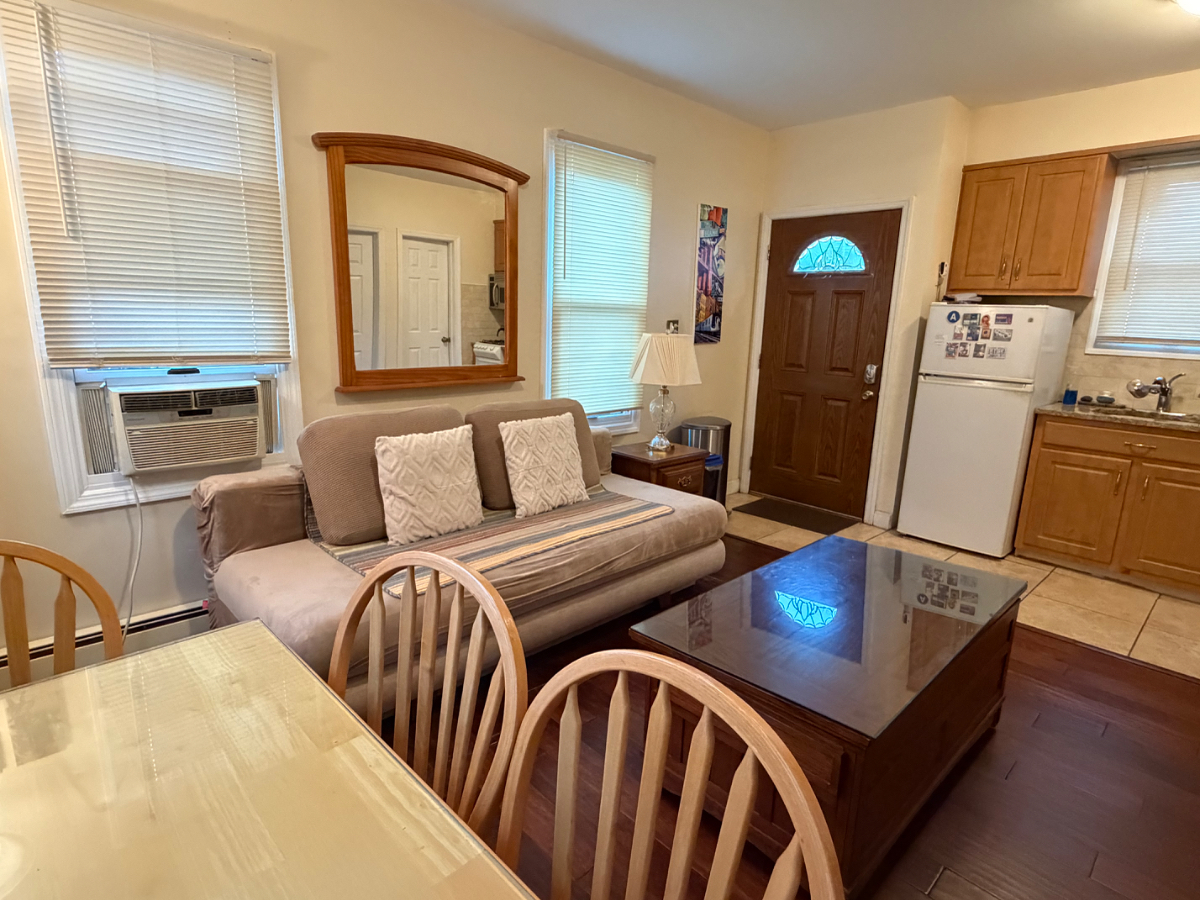 Inviting Furnished 1BR Apartment Near Hospitals, Transit & Walkable To Everyday Essentials - Photo 4