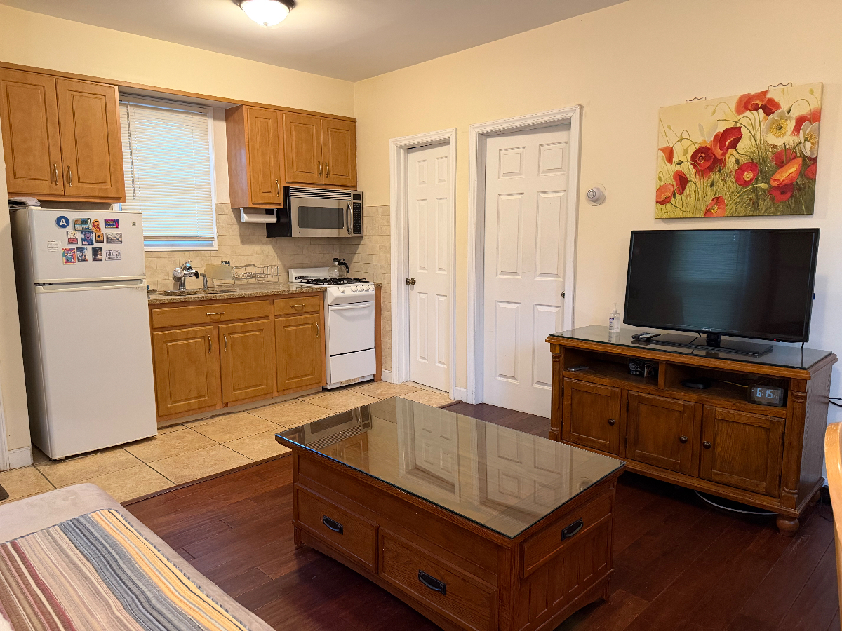 Inviting Furnished 1BR Apartment Near Hospitals, Transit & Walkable To Everyday Essentials - Photo 5
