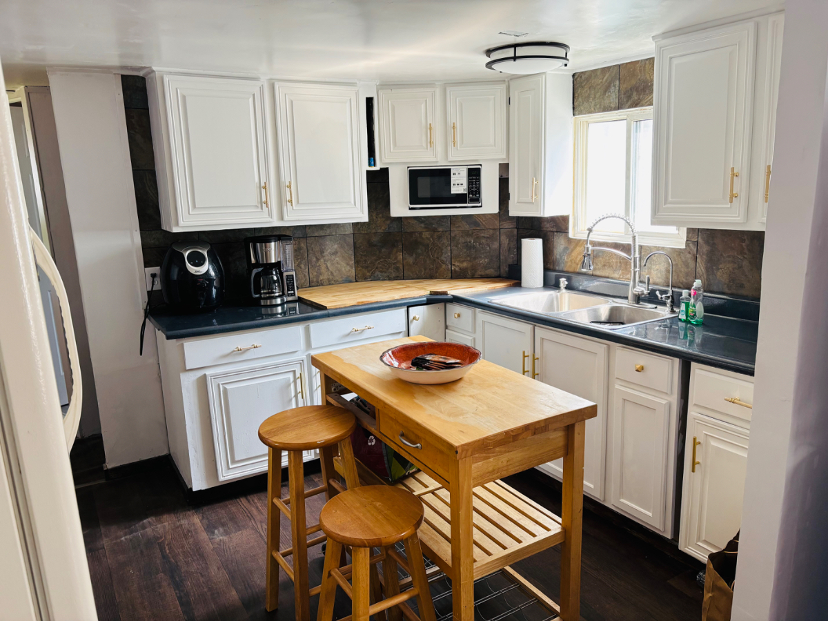 Cozy 2 Bedroom, Parking, Laundry, Kitchen - Photo 3