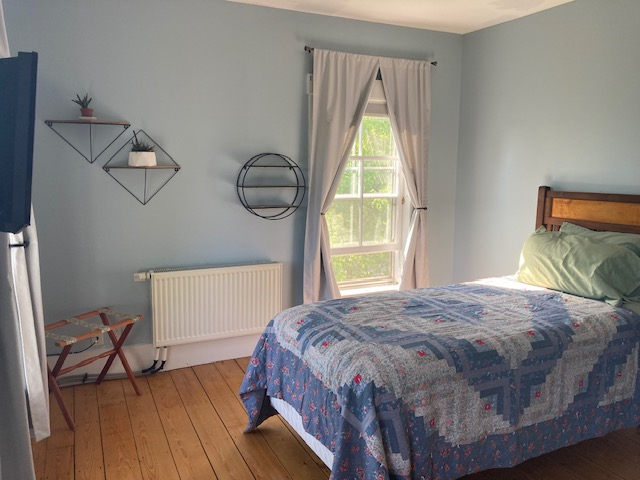Sunny private room with en suite bath in shared house 4 miles form Copley Hospital - Photo 1
