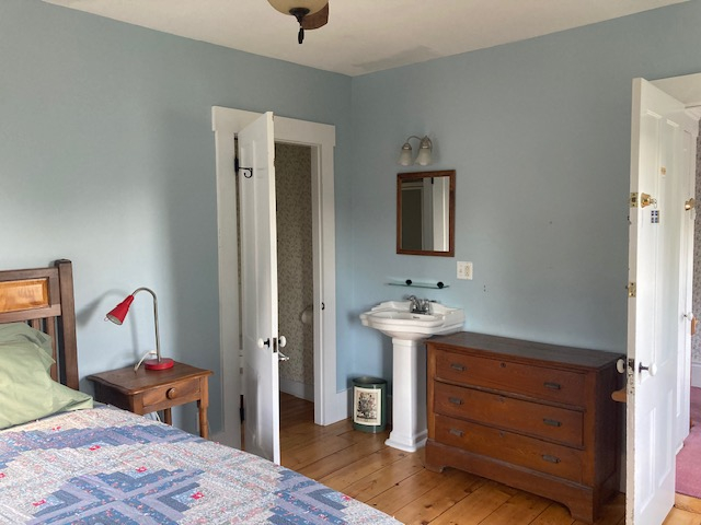 Sunny private room with en suite bath in shared house 4 miles form Copley Hospital - Photo 2