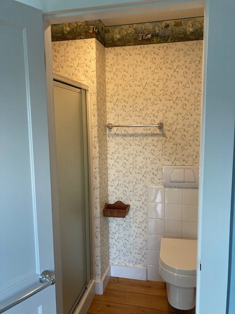 Sunny private room with en suite bath in shared house 4 miles form Copley Hospital - Photo 4