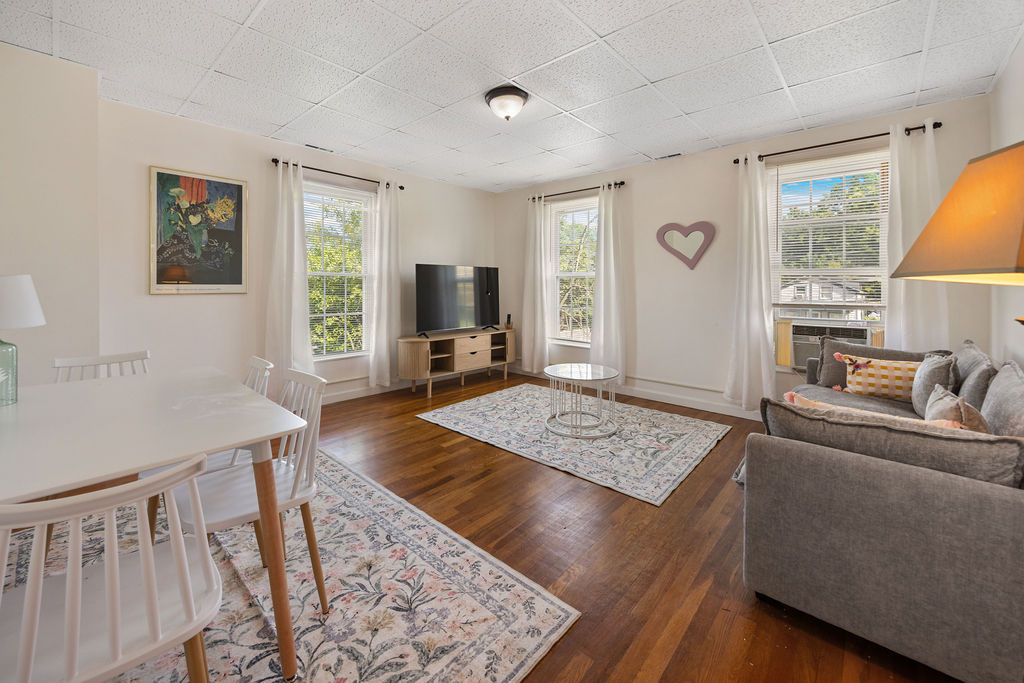 Stylish Suburban Oasis - Photo 2