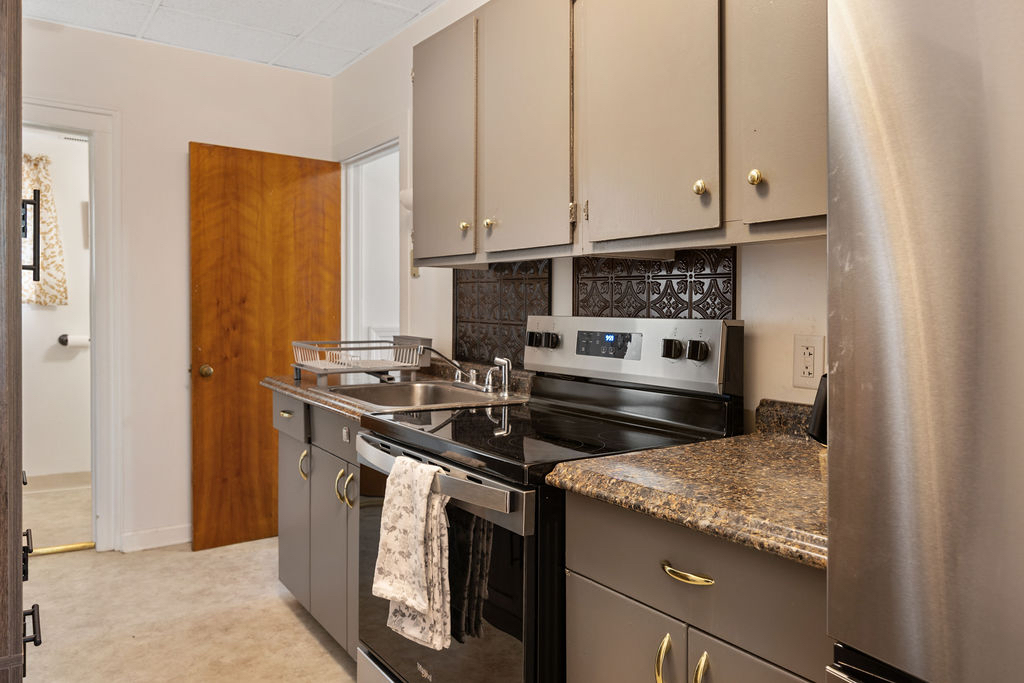 Stylish Suburban Oasis - Photo 5
