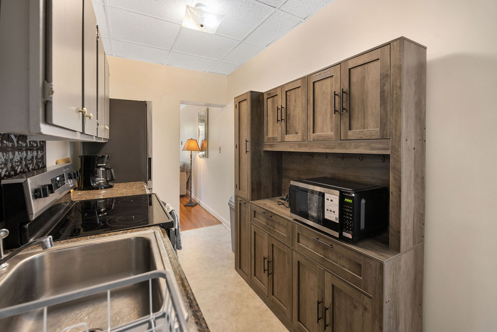 Stylish Suburban Oasis - Photo 7