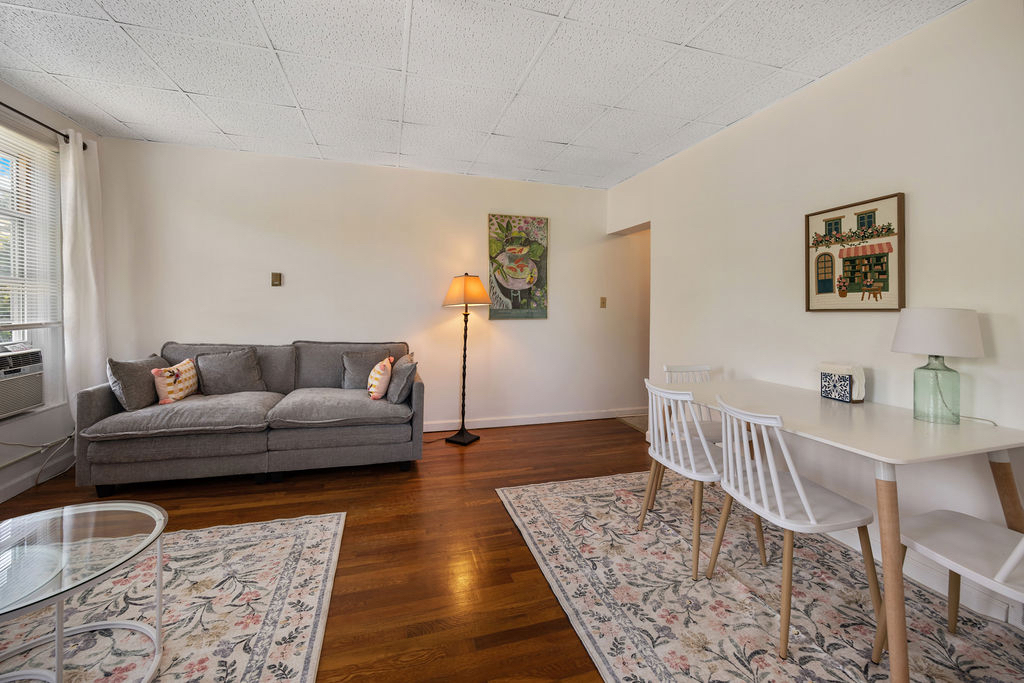 Stylish Suburban Oasis - Photo 10