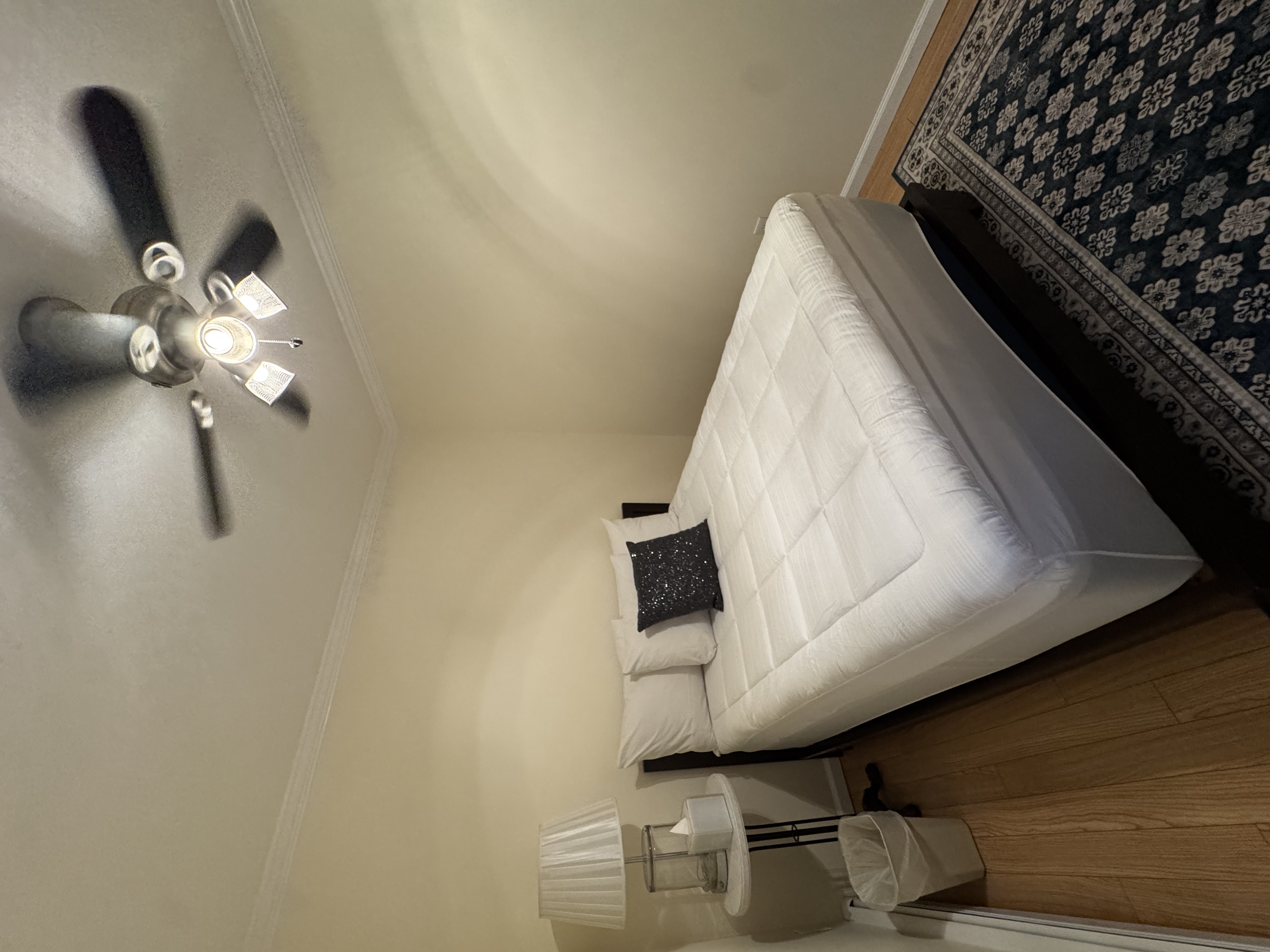 Spacious Room In Prime Location Near Hospitals - Photo 8