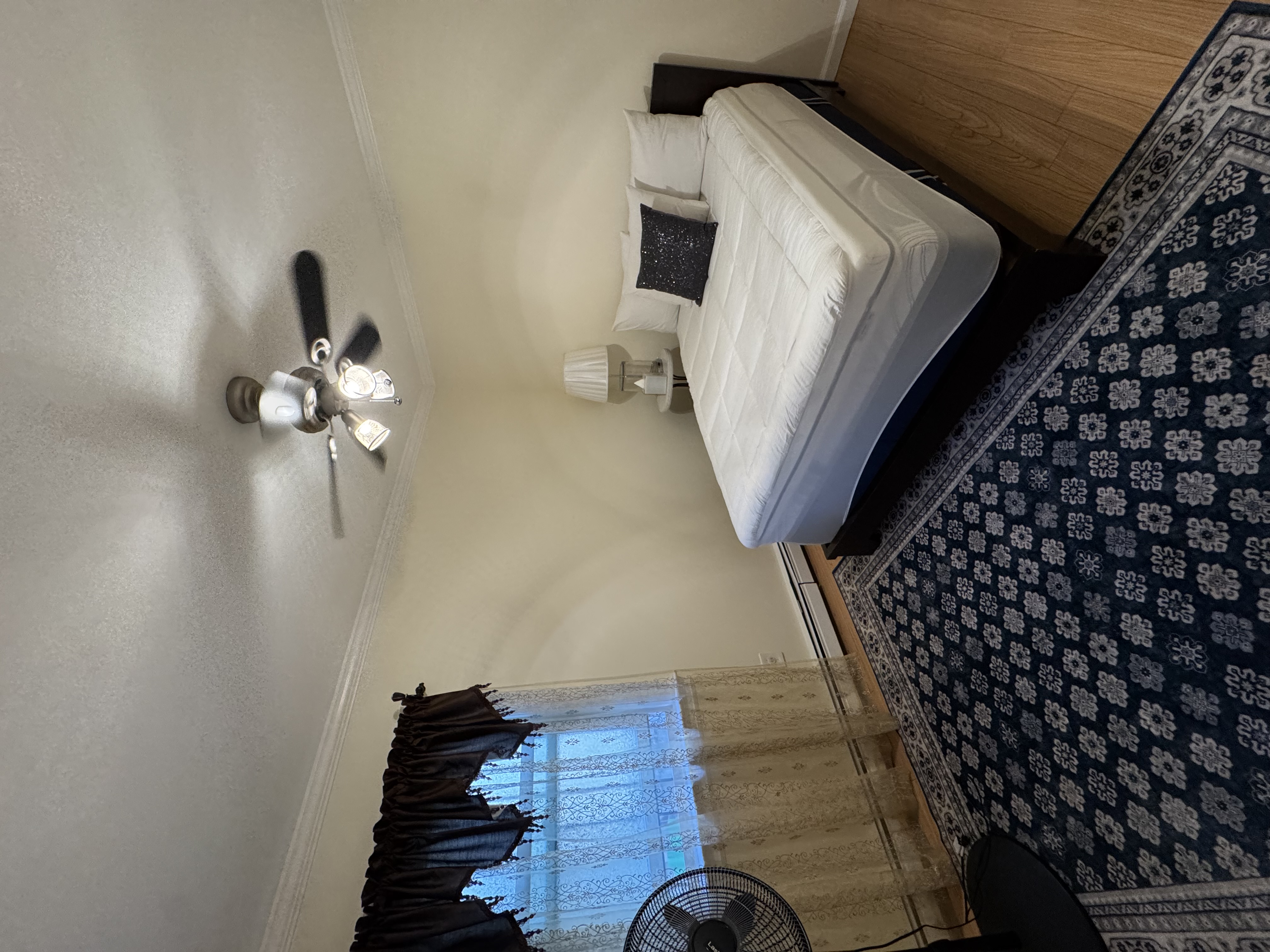 Spacious Room In Prime Location Near Hospitals - Photo 7