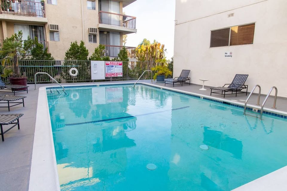 West Hollywood / Sunset sanctuary 1 BR w Office - Photo 2
