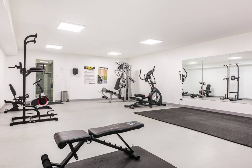 West Hollywood / Sunset sanctuary 1 BR w Office - Photo 4
