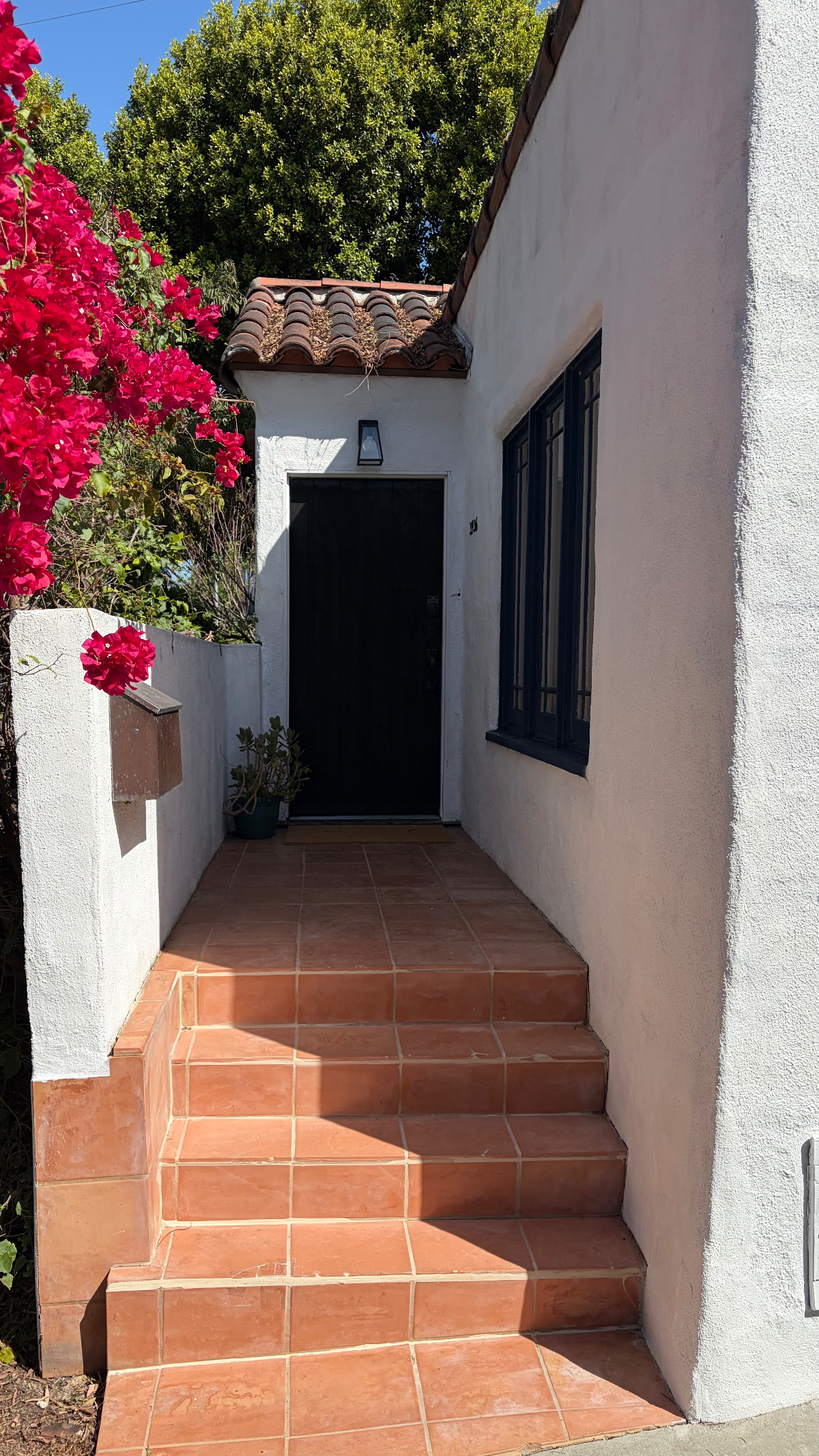 Charming Spanish style, 2 bedroom modern furnished house. - Photo 2