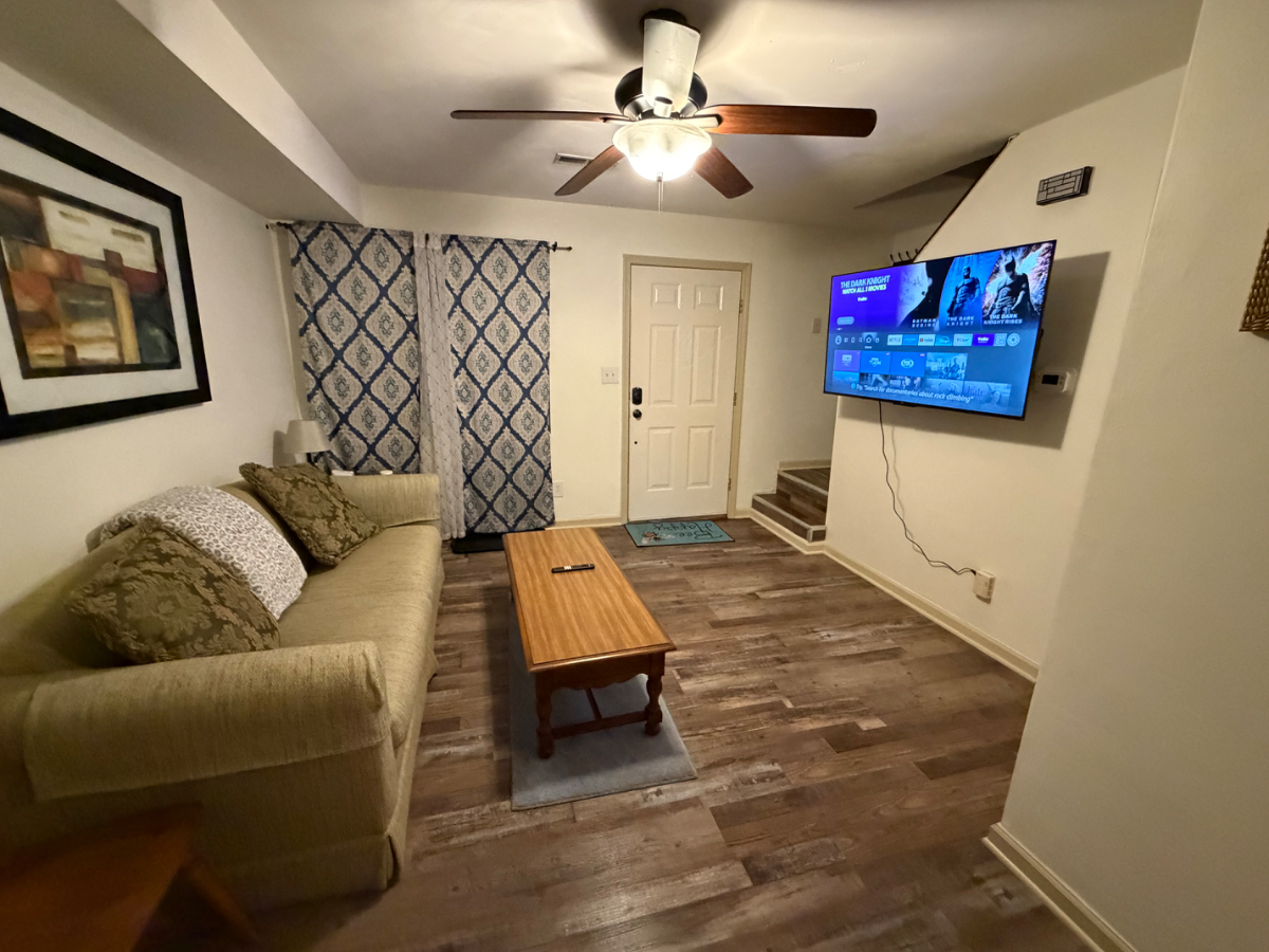 Cozy 2 Bedroom Townhouse - Photo 3