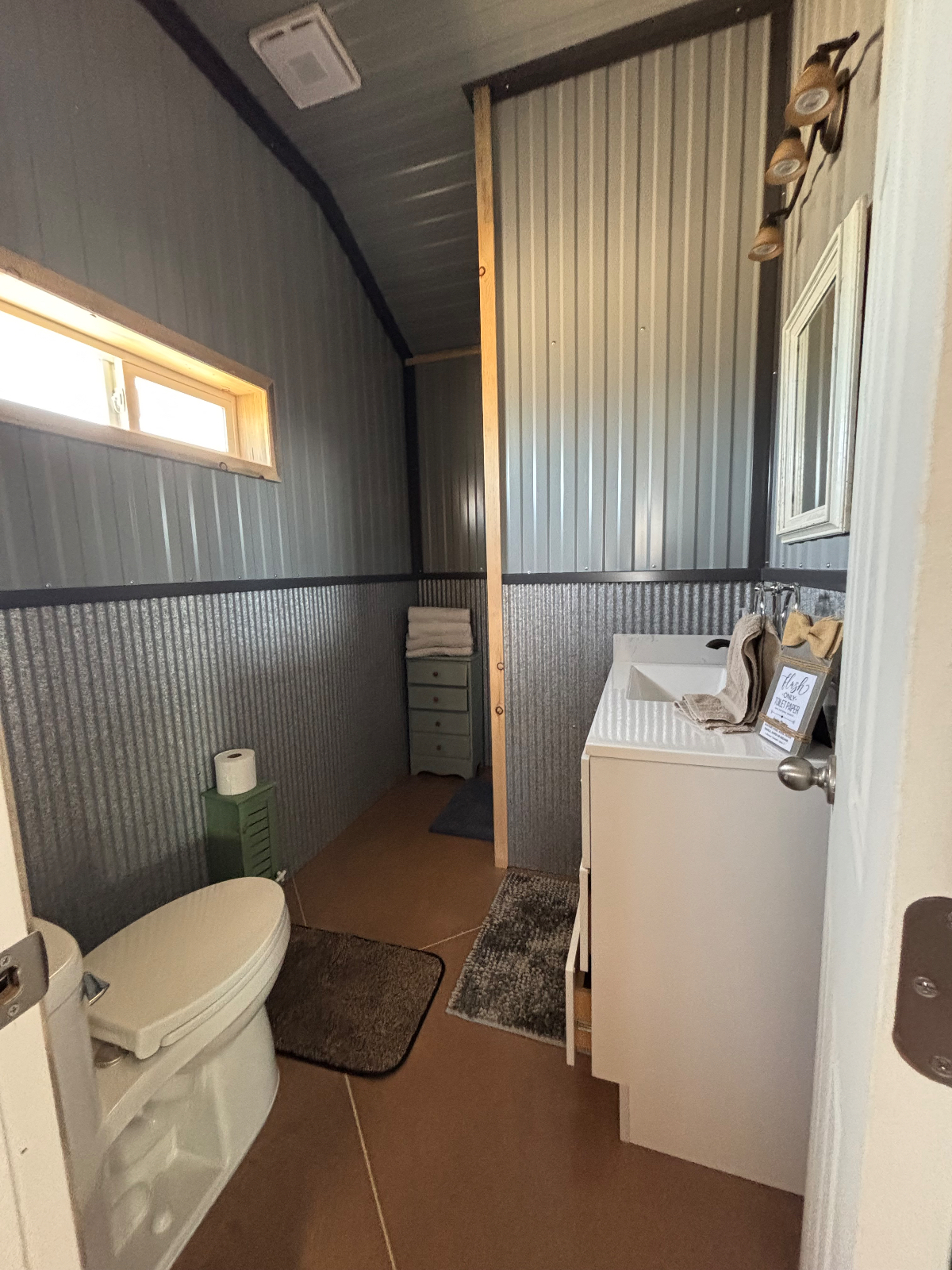 2 bedroom cottage with llamas out your door - Photo 8