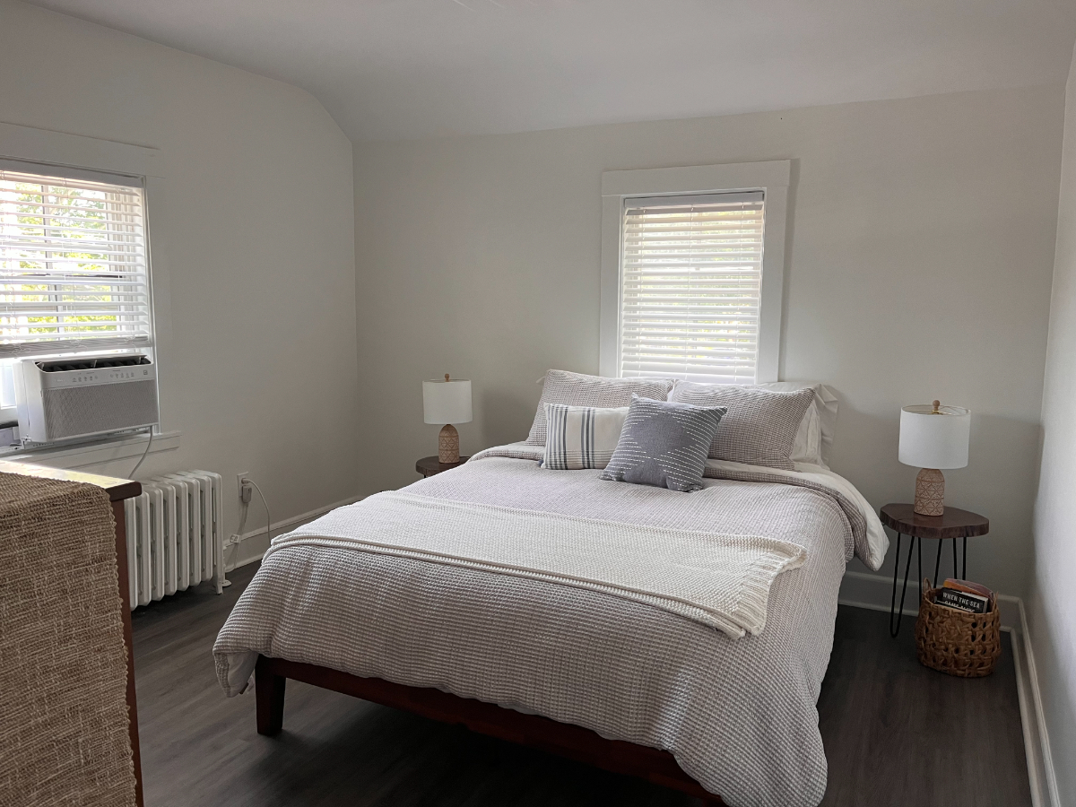 Lakeside Park Beach House for Spring (3BR/1.5BA, all utilities included) - Photo 8