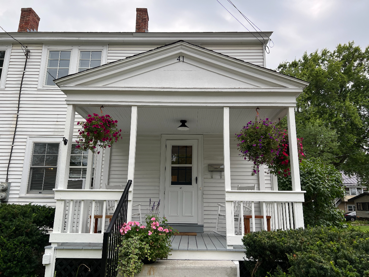 Lakeside Park Beach House for Spring (3BR/1.5BA, all utilities included) - Photo 1