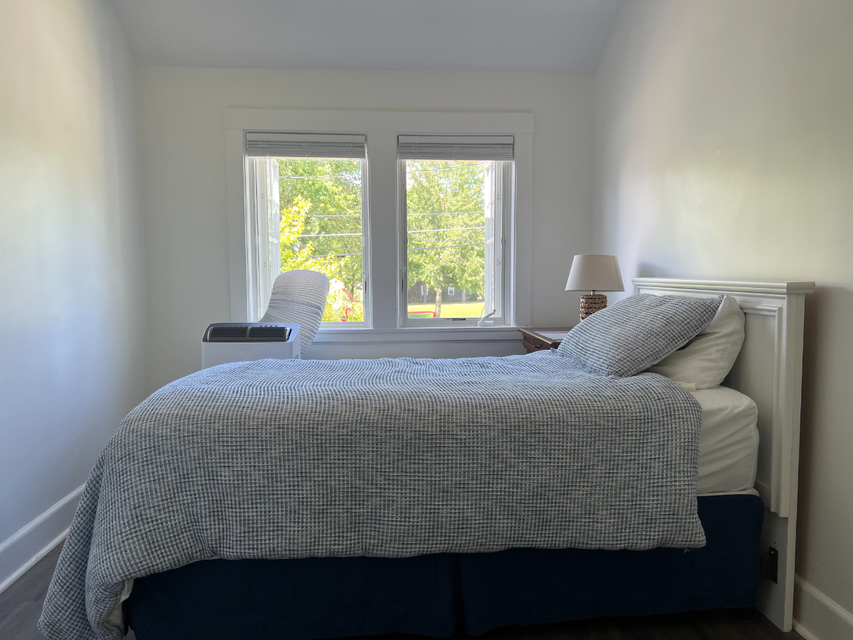 Lakeside Park Beach House for Spring (3BR/1.5BA, all utilities included) - Photo 9