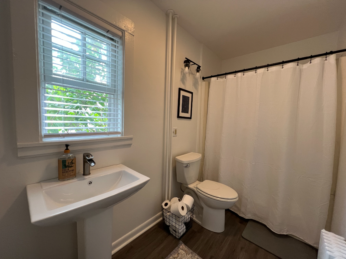 Lakeside Park Beach House for Spring (3BR/1.5BA, all utilities included) - Photo 11