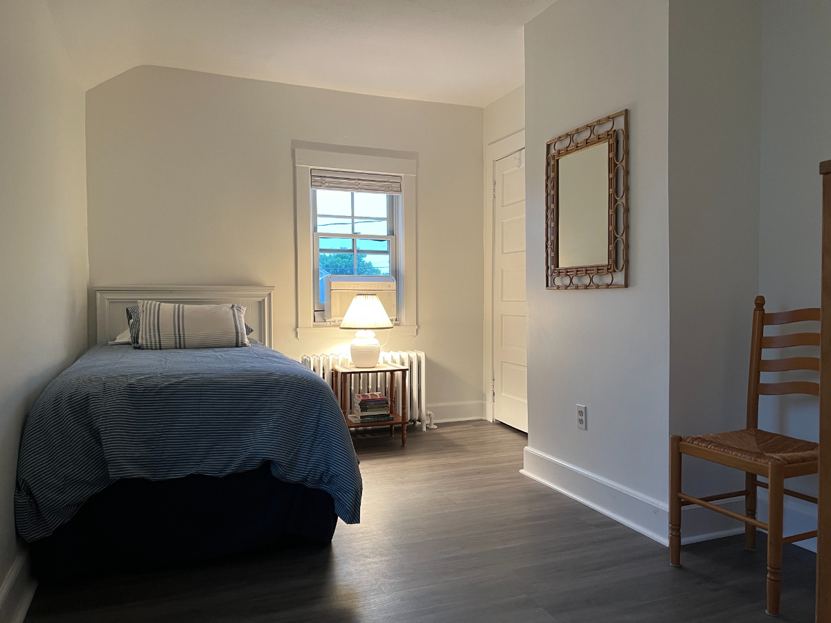 Lakeside Park Beach House for Spring (3BR/1.5BA, all utilities included) - Photo 10