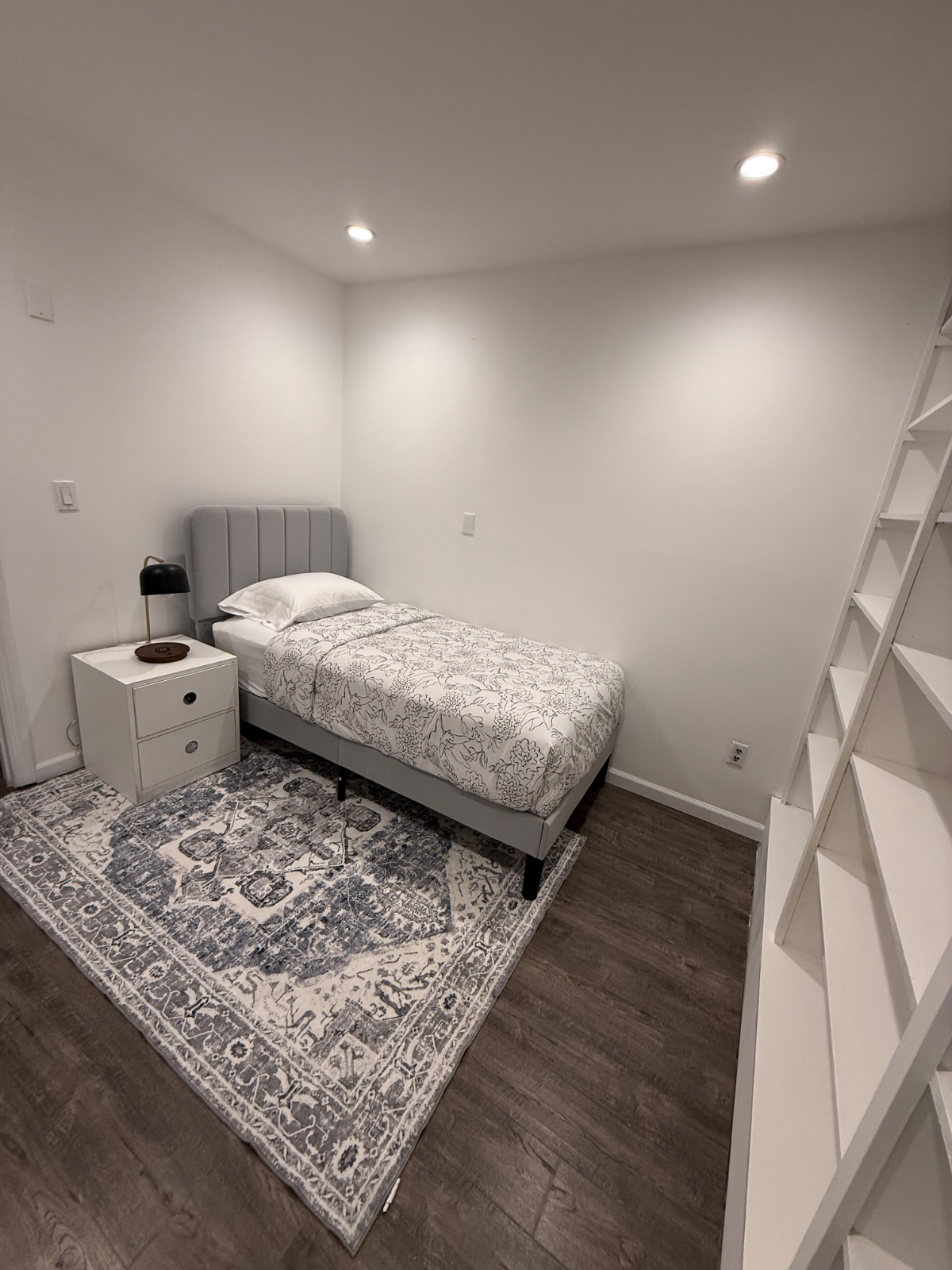 3 bedroom 1 bathroom/ 9.6 miles from Southampton hospital /10 miles peconic hospital - Photo 4