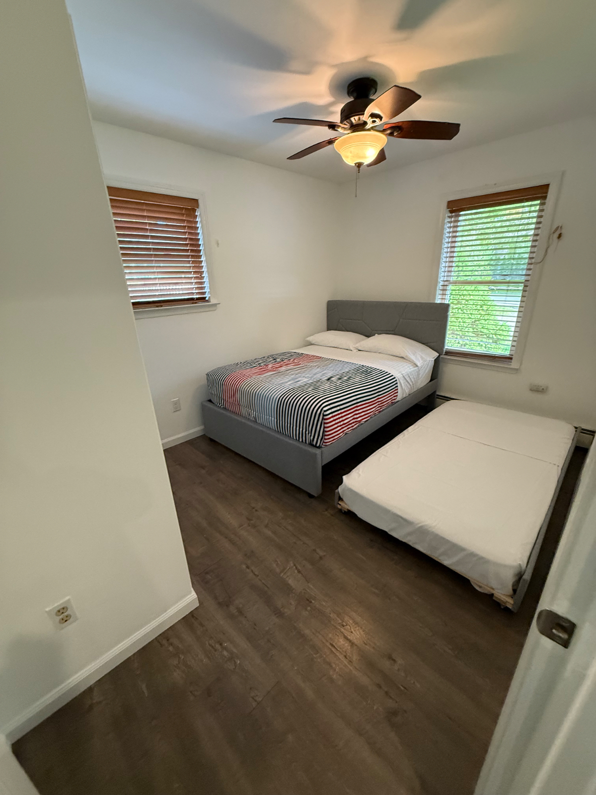 3 bedroom 1 bathroom/ 9.6 miles from Southampton hospital /10 miles peconic hospital - Photo 6