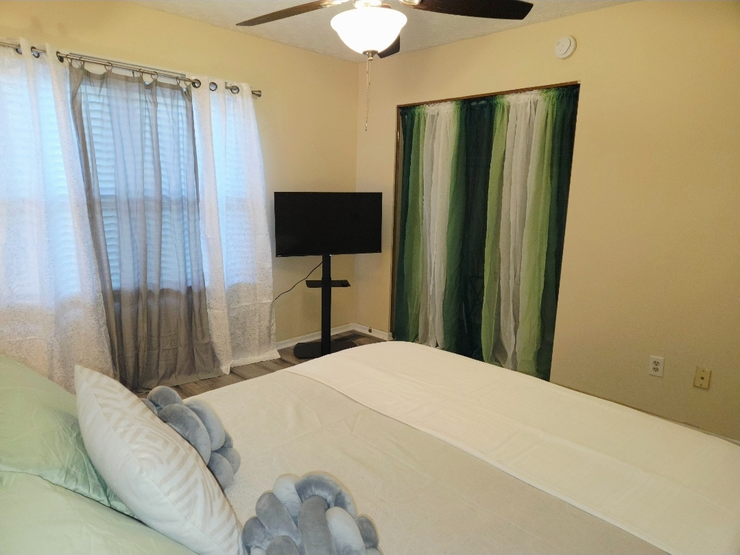 Professional Stay 2BR 1.5 Bath w/ Office & Garage - Photo 5