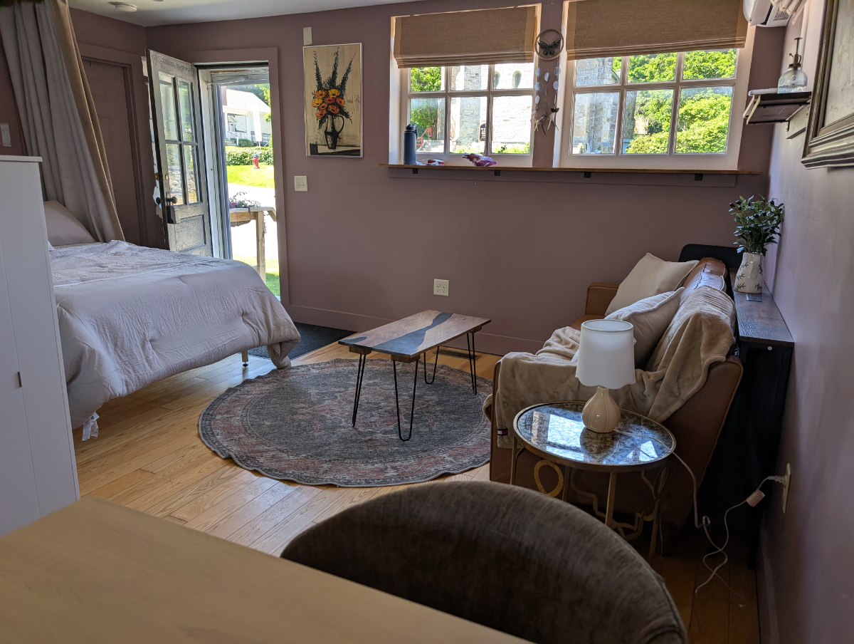 Charming Downtown Studio, Walkable to Shops & Dining Perfect for Solo Traveler - Photo 11