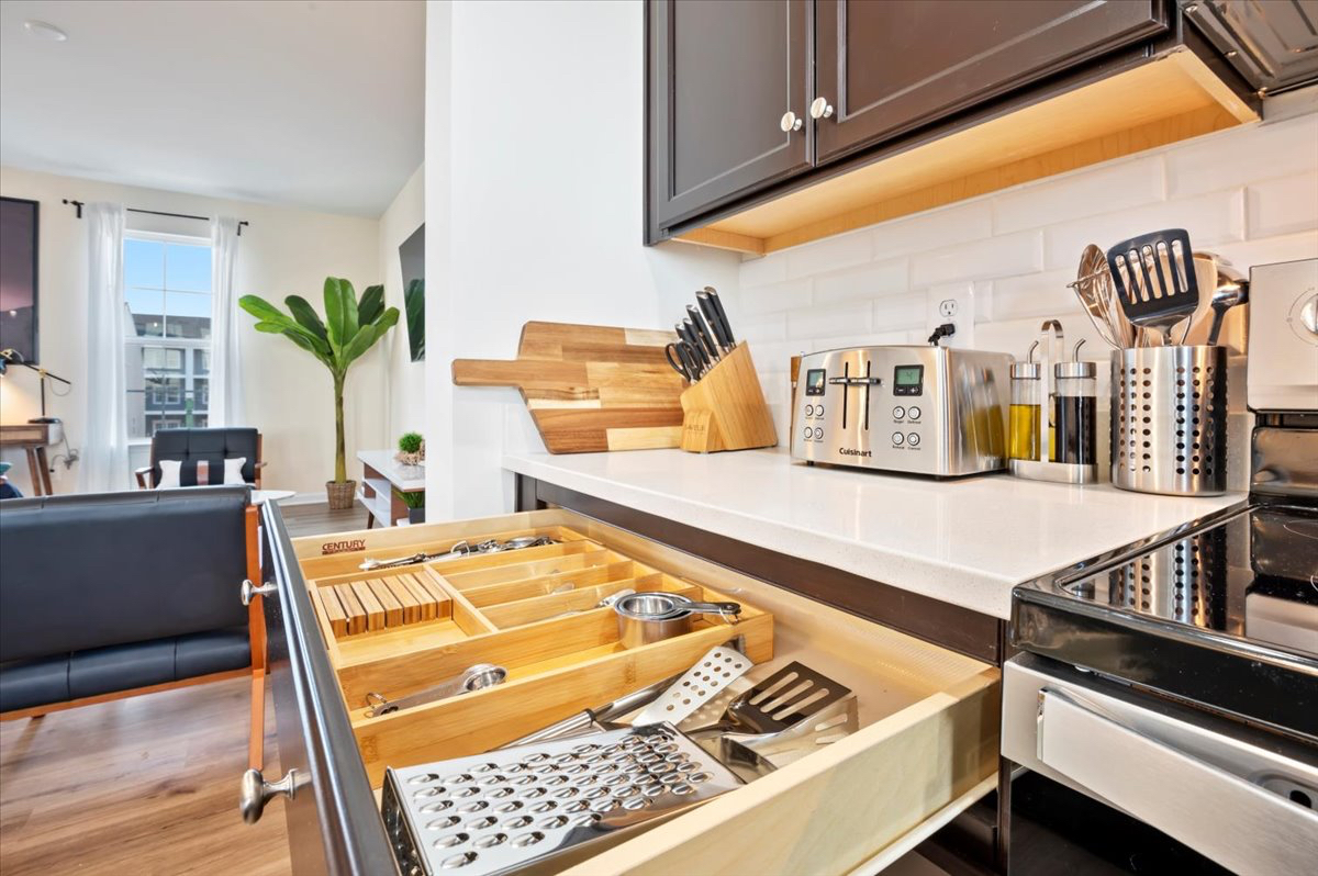 Fully Furnished 3BR/3.5BA Townhome -Utilities Included-Ideal for Healthcare Professionals & Relocati - Photo 11