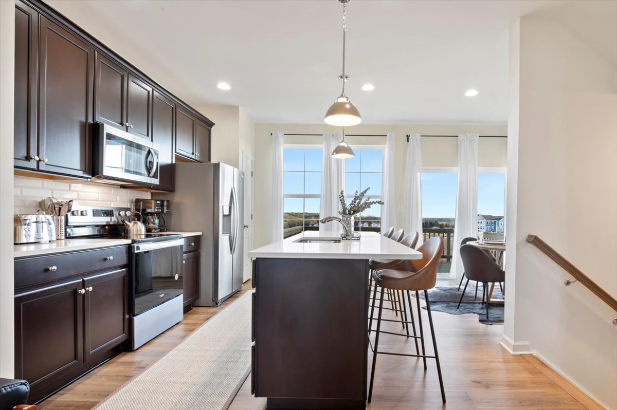 Fully Furnished 3BR/3.5BA Townhome -Utilities Included-Ideal for Healthcare Professionals & Relocati - Photo 9
