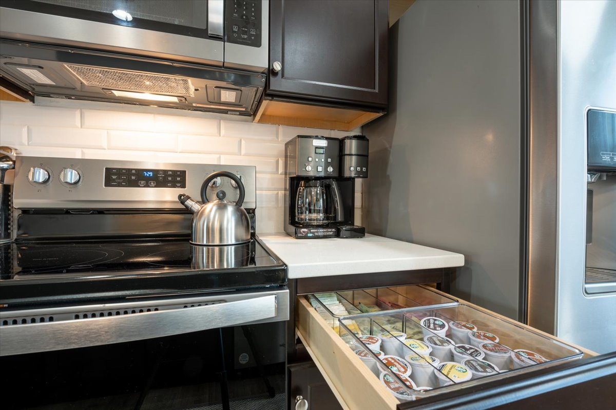 Fully Furnished 3BR/3.5BA Townhome -Utilities Included-Ideal for Healthcare Professionals & Relocati - Photo 10