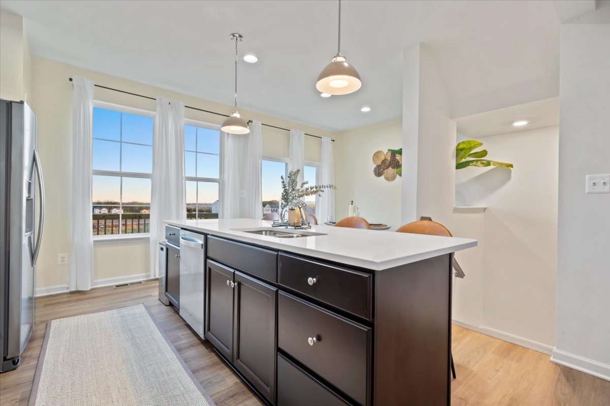 Fully Furnished 3BR/3.5BA Townhome -Utilities Included-Ideal for Healthcare Professionals & Relocati - Photo 7