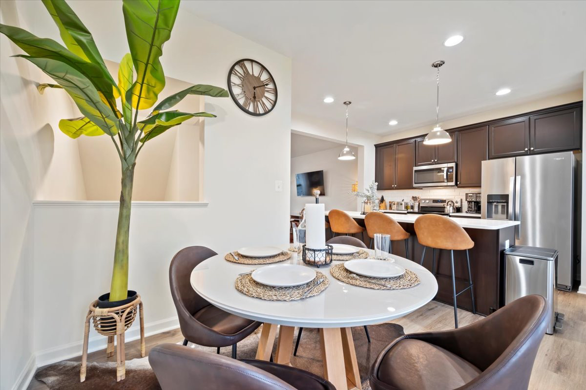 Fully Furnished 3BR/3.5BA Townhome -Utilities Included-Ideal for Healthcare Professionals & Relocati - Photo 12