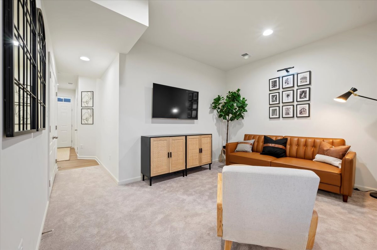 Fully Furnished 3BR/3.5BA Townhome -Utilities Included-Ideal for Healthcare Professionals & Relocati - Photo 3