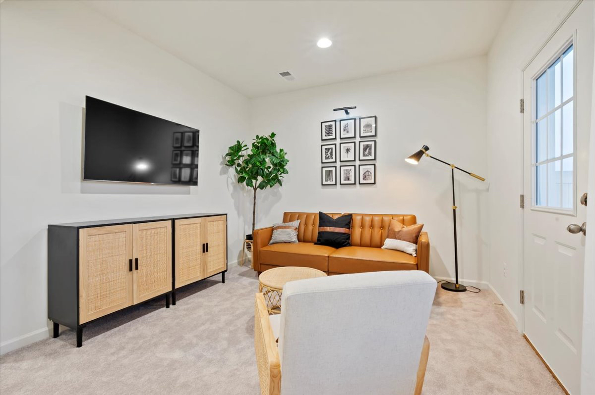 Fully Furnished 3BR/3.5BA Townhome -Utilities Included-Ideal for Healthcare Professionals & Relocati - Photo 4