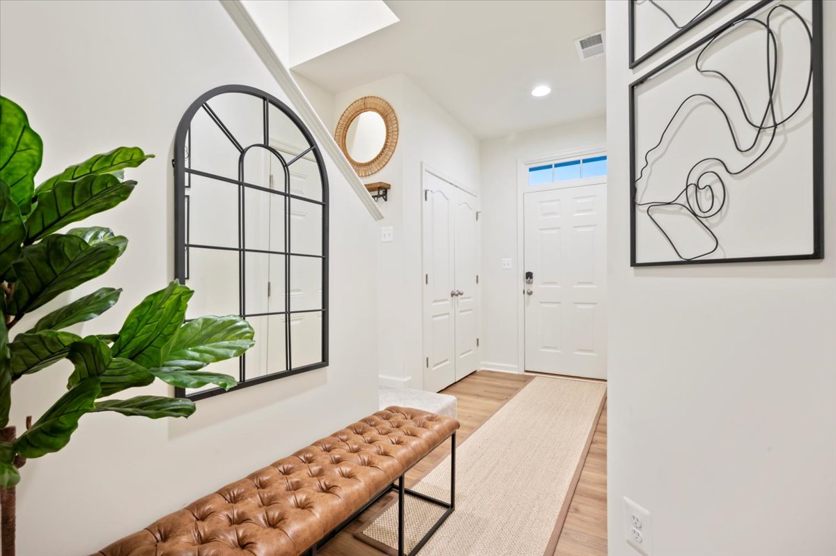 Fully Furnished 3BR/3.5BA Townhome -Utilities Included-Ideal for Healthcare Professionals & Relocati - Photo 2