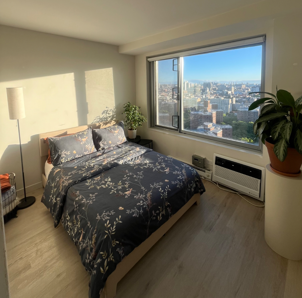 Spacious and modern home near Mount Sinai hospital - Photo 3