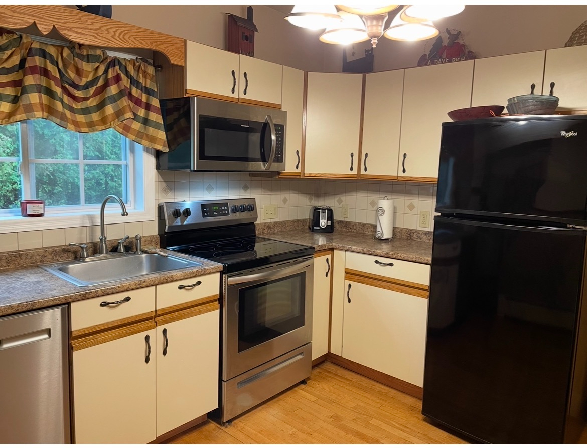 Quiet Two-Bedroom Apartment- ALL UTILITIES INCLUDED - Photo 4