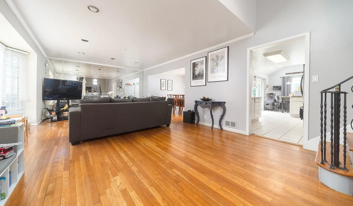 Beautiful spacious fenced home - near airports, and grand central parkway - Photo 4