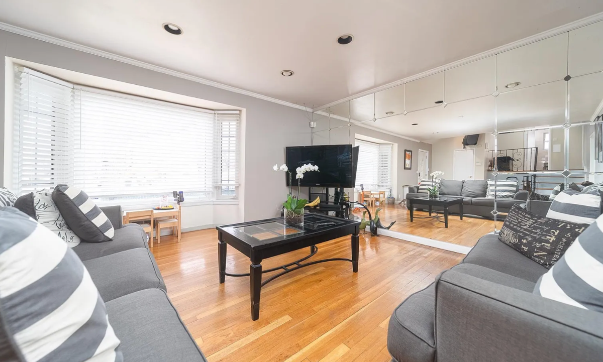 Beautiful spacious fenced home - near airports, and grand central parkway - Photo 3