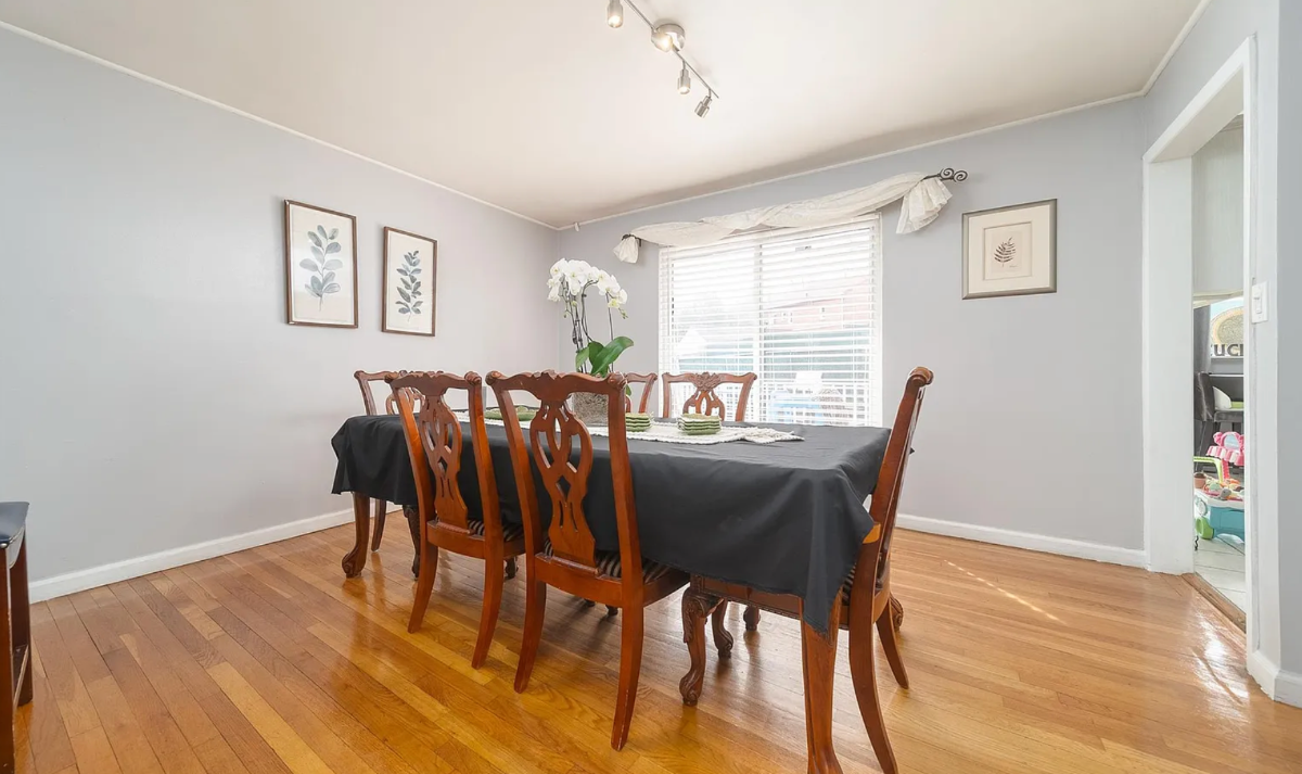 Beautiful spacious fenced home - near airports, and grand central parkway - Photo 5