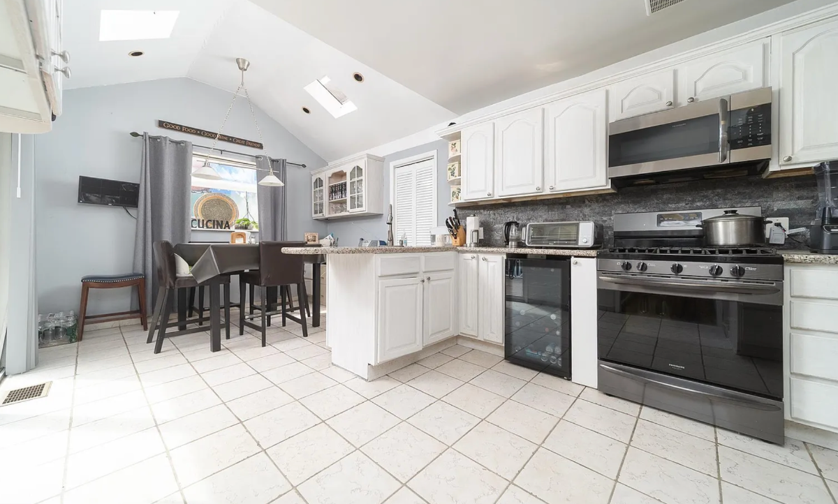 Beautiful spacious fenced home - near airports, and grand central parkway - Photo 6