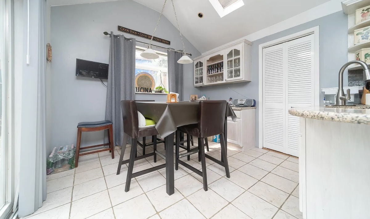 Beautiful spacious fenced home - near airports, and grand central parkway - Photo 7