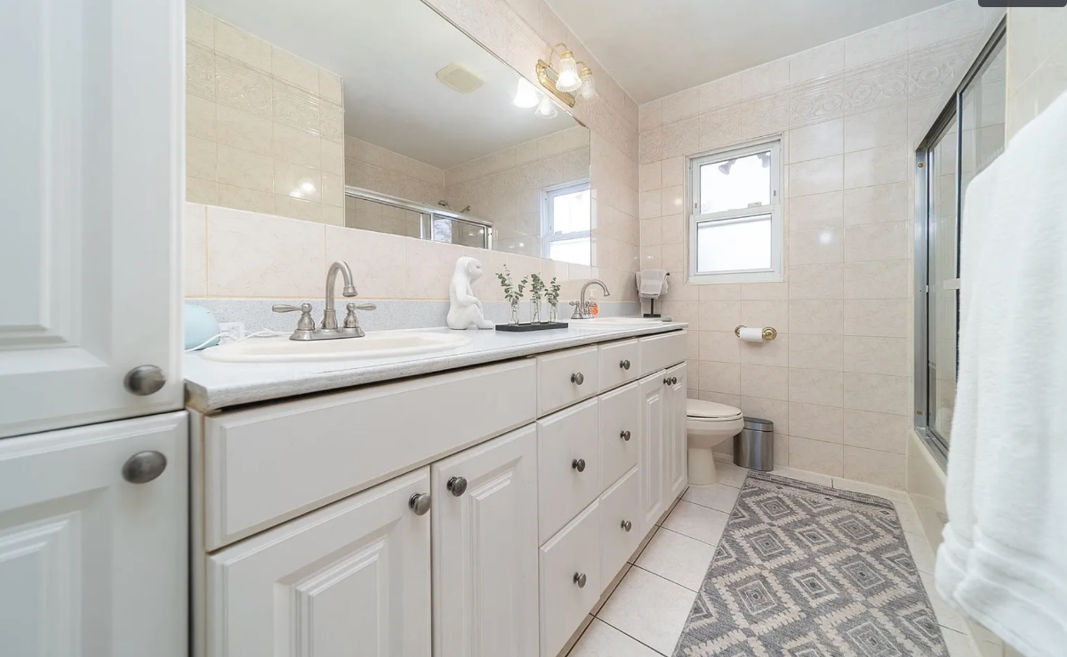 Beautiful spacious fenced home - near airports, and grand central parkway - Photo 8