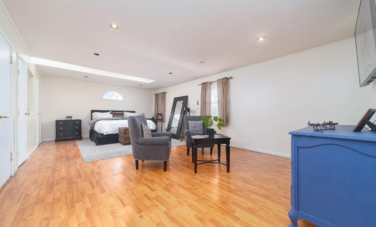 Beautiful spacious fenced home - near airports, and grand central parkway - Photo 9