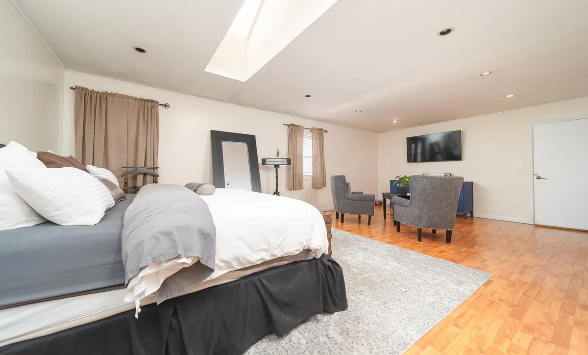 Beautiful spacious fenced home - near airports, and grand central parkway - Photo 10